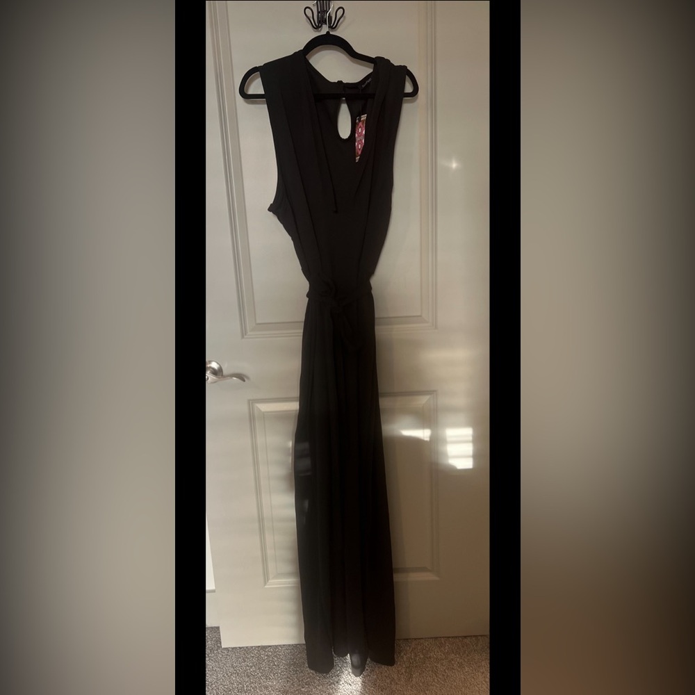 Boohoo Black Jumpsuit with belt NWT
Size 24 

Plus Plunge Wide Leg Jumpsuitsuit